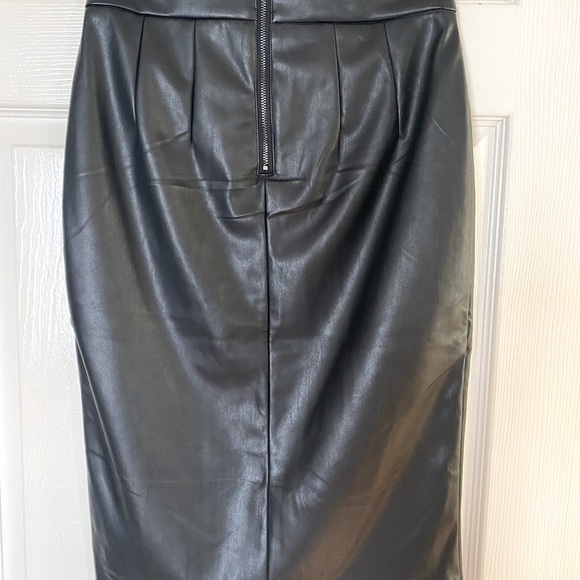 🖤SUZY SHIER🖤 faux leather black skirt .  25 inch long and an X-small. - Picture 4 of 7